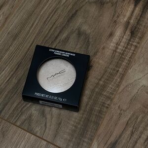 Brandnew MAC Cosmetics
Extra Dimension Skinfinish Highlighter